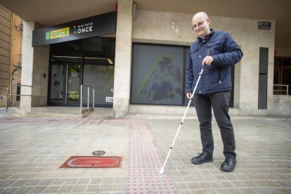 El director de l’ONCE a Reus, Fran Sánchez, mostrant el paviment podotàctil davant de la seu de l’entitat a la plaça de la Llibertat.