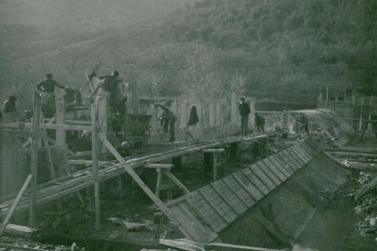 Fotografia de les obres de construcció del pantà de Riudecanyes que es van dur a terme entre els anys 1904 i 1918.