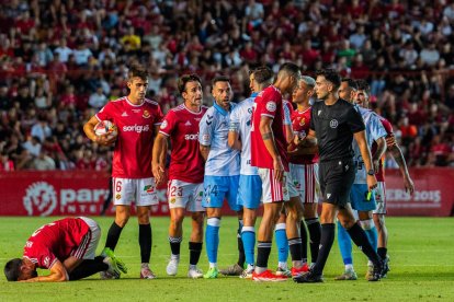 Imatge d'Éder Mallo instants abans de mostrar-li la segona targeta groga a Nacho González al minut 63 de la final del Play-off d'ascens a Segona Divisió davant el Màlaga.