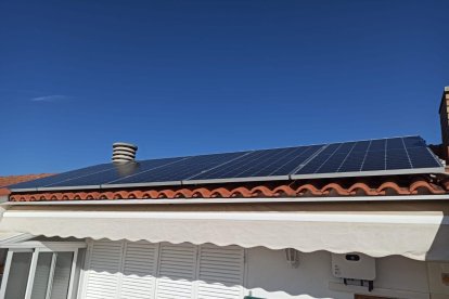 Imatge d’unes plaques fotovoltaiques instal·lades a un habitatge d’Altafulla.