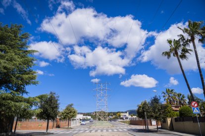 Fotografia d’arxiu de la línia d’alta tensió a l’altura de l’avinguda de les Torres, a la urbanització del Pinar.