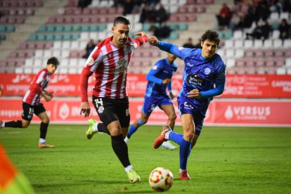 Kike Márquez condueix la piolota en el partit contra l’Ourense.