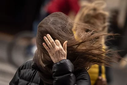 Una mujer despeinada por el viento, en una imagen de archivo.