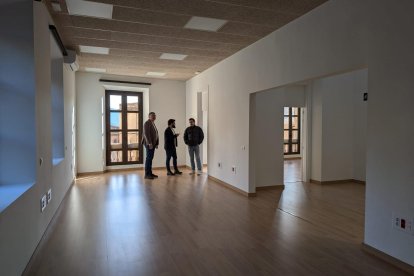 Oriol Pallissó i Marc Vinya visitant el reformat Jutjat de Montblanc.