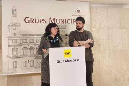 Fotografia de la roda de premsa de la CUP on es va presentar la moció per el ple municipal.
