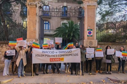 Els treballadors van manifestar-se a les portes del Consell Comarcal abans del ple.