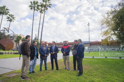 Els treballadors i exempleats es van concentrar a les portes del Tanatori Municipal.