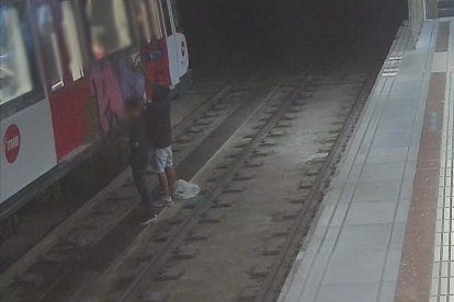 Tres dels grafiters detinguts pintant un vagó del metro de Barcelona