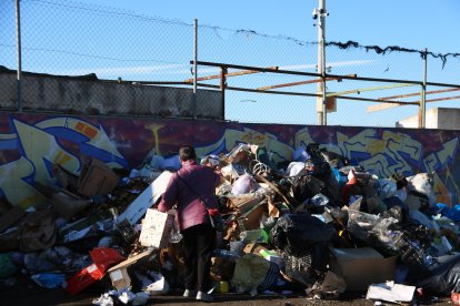 Una dona llença brossa a l'àrea d'emergències de l'Arboç en el marc de la segona alerta per emergència sanitària