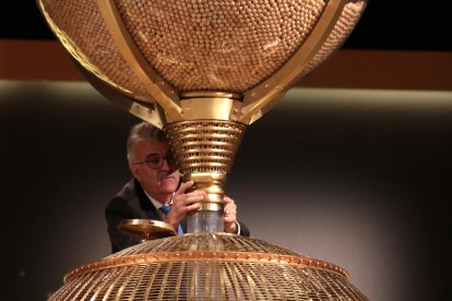 Imatge d'arxiu d'un funcionari de Loteries i Apostes de l'Estat, preparant els bombos de la Rifa de Nadal