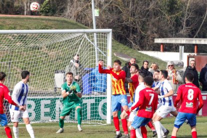 La UE Tona va aprofitar una jugada a pilota aturada per marcar l'únic gol del partit.