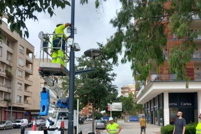 Instal·lació dels sensors de qualitat de l'aire de la ZBE.