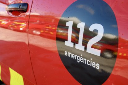 Imatge del 112 al lateral d'un vehicle de Bombers.