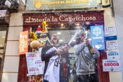 Imagen de archivo de la celebración de dos loteros de Toledo tras vender parte del primer y del tercer premios del sorteo del Niño del año pasado.