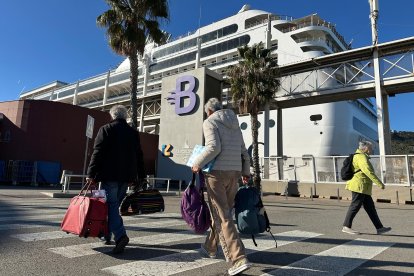 Creueristes embarcant l'MSC Magnifica al port de Barcelona