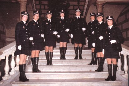 El 27 de diciembre del 1974, el plenario del Ayuntamiento aprobó el expediente que dio origen a la «sección femenina de la policía municipal».