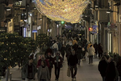 Fotografia d’arxiu del carrer de Llovera de Reus durant la campanya de Nadal 2024-2025.