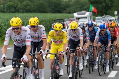 Tadej Pogacar i el seu equip davant del pelotó durant l'ascens a Simacourbe del Tour de França 2024, etapa 13.