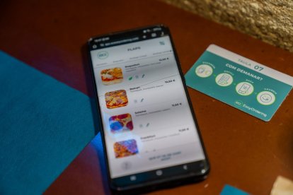 Fotografia d’arxiu de la carta digital del Flaps al costat de la targeta NFC utilitzada en el sistema de comandes EO! EasyOrdering