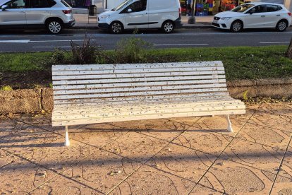Una de les quatre imatges compartides a la xarxa que denuncien l'estat dels bancs de la Rambla Lluis Companys.