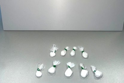 Imatge dels embolcalls de cocaïna amagats a l'interior del cotxe.