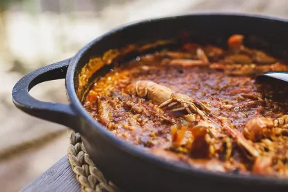 Desde los productos marinos hasta los de la tierra, la oferta culinaria de esta región catalana es un festín para los sentidos.