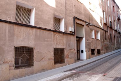 Edifici del carrer de la Muralla del Castell de Valls que es va esfondrar parcialment un pis.