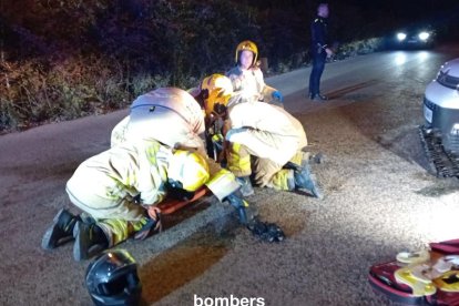 Imatge dels bombers assistint al motorista.