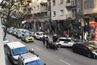 Los Mossos d'Esquadra y la Guardia Urbana detienen a una de las personas implicadas en los hechos.