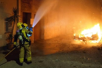 Un bomber durant l'extinció de l'incendi de la caravana a Freginals.