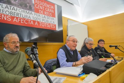 Tarsicio Ros i Carmen Mesas, al mig de la imatge, van detallar la situació als assistents a l’acte.