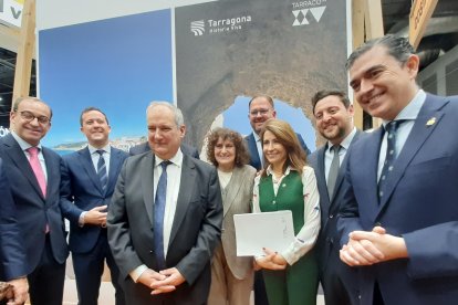 Viñuales acompanyat del ministre Hereu, Raquel Sánchez i altres alcaldes.