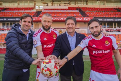D’esquerra dreta, el director esportiu Javi Sanz, David Juncà, el president Lluís Fàbregas i Migue Leal sobre la gespa del Nou Estadi.