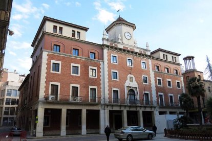 Façana de l'Ajuntament de Tortosa.