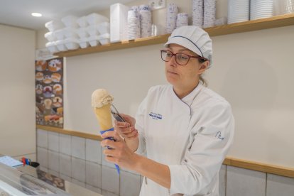 Fotografia d’arxiu de Núria del Cacho Verdú, responsable de Gelats i Torrons Xixona, servint un gelat.