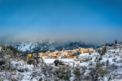 Imagen del pueblo de La Febró nevado.