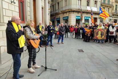El president de l'ANC i cantautor, Lluís Llach, va acompanyar ahir durant el seu tomb per la plaça del Mercadal de Reus als Avis i Àvies per la Llibertat.