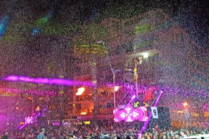 Les xifres del Cós Blanc són gegantines, amb vint-i-vuit colles i vint-i-dos canons de confeti.