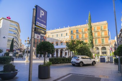Un cotxe accedint al pàrquing subterrani que hi ha a la plaça Prim de Reus, gestionat per l’empresa Interparking