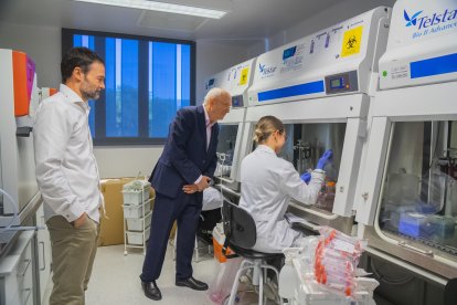 Antoni Caimari i Jordi Carbonell durant la visita a les instal·lacions d’Eurecat a Reus.