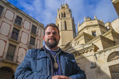 El president de l’Agrupació d’Associacions de Setmana Santa de Reus, davant la Prioral de Sant Pere.