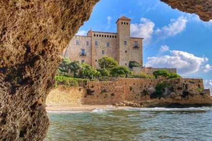 Imagen de la Cala Jovera junto al Castillo de Tamarit.