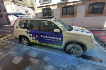 Imatge de l'estat en que va quedar el vehicle policial de Santa Bàrbara.