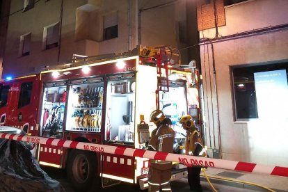 Els Bombers treballant durant l'incendi del Morell.