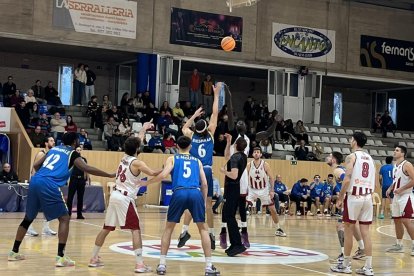 El conjunt del CB Salou durant l’inici del partit.