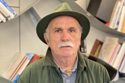 Eudald Carbonell en una imatge recent, amb el seu últim llibre.