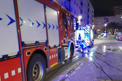 Bombers treballant en l'incendi en un pis de Sant Pere i Sant Pau.
