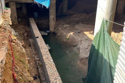 Imatge de la finca ubicada entre els carrers Eivissa i Pere Martell on està enterrada la Font dels Lleons.