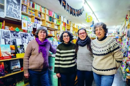 Montsant i Aràntzazu Fonts Pallach, amb les dues dependentes de la llibreria, Maria Moncusí i Neus Pino.