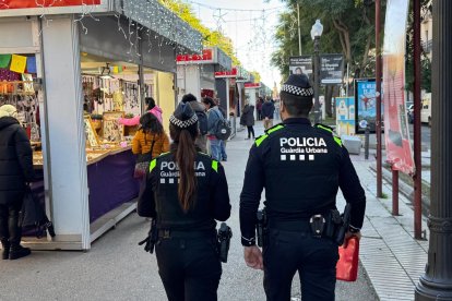 Dos agents de la GUT patrullant pels carrers de Tarragona durant la campanya de Nadal.